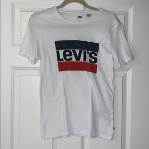 Levi’s white T-shirt